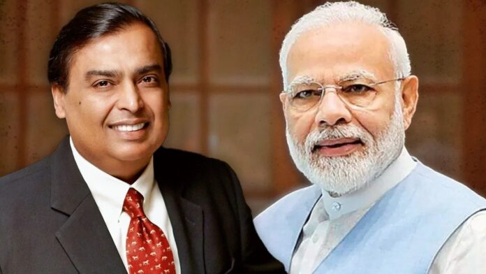 पीएम मोदी और मुकेश अंबानी कार्यक्रम के दौरान