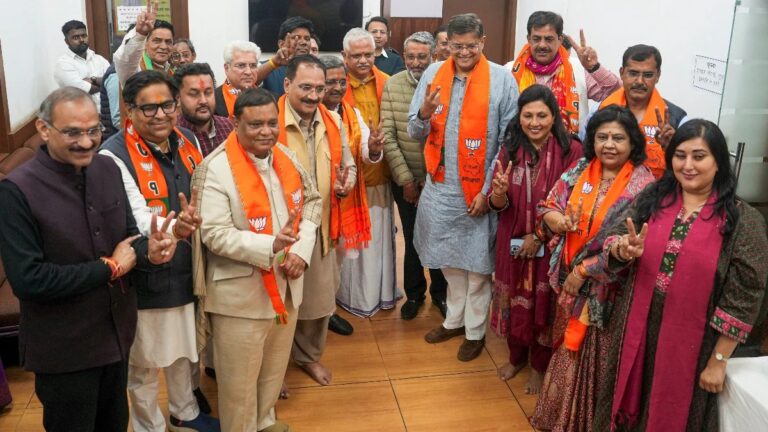 दिल्ली का अगला मुख्यमंत्री कौन? सस्पेंस बरकरार, शपथ ग्रहण का निमंत्रण जारी