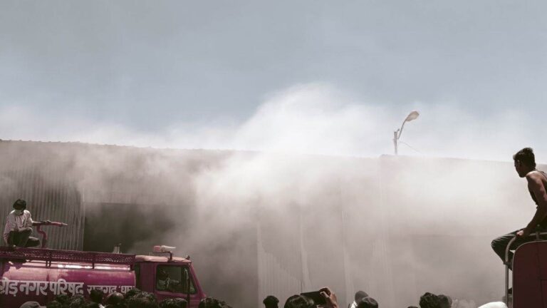 भोपाल के भेल कारखाने में कचरे में लगी आग, कई किलोमीटर दूर तक धुआं देखा गया