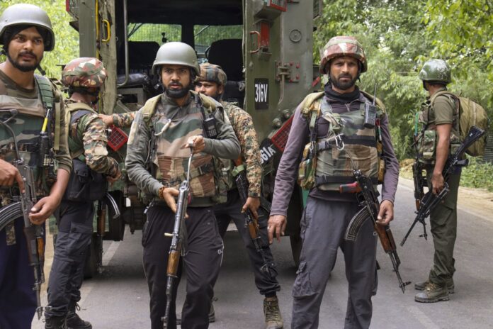 कश्मीर में सेना की गश्त के दौरान सुरक्षा बल